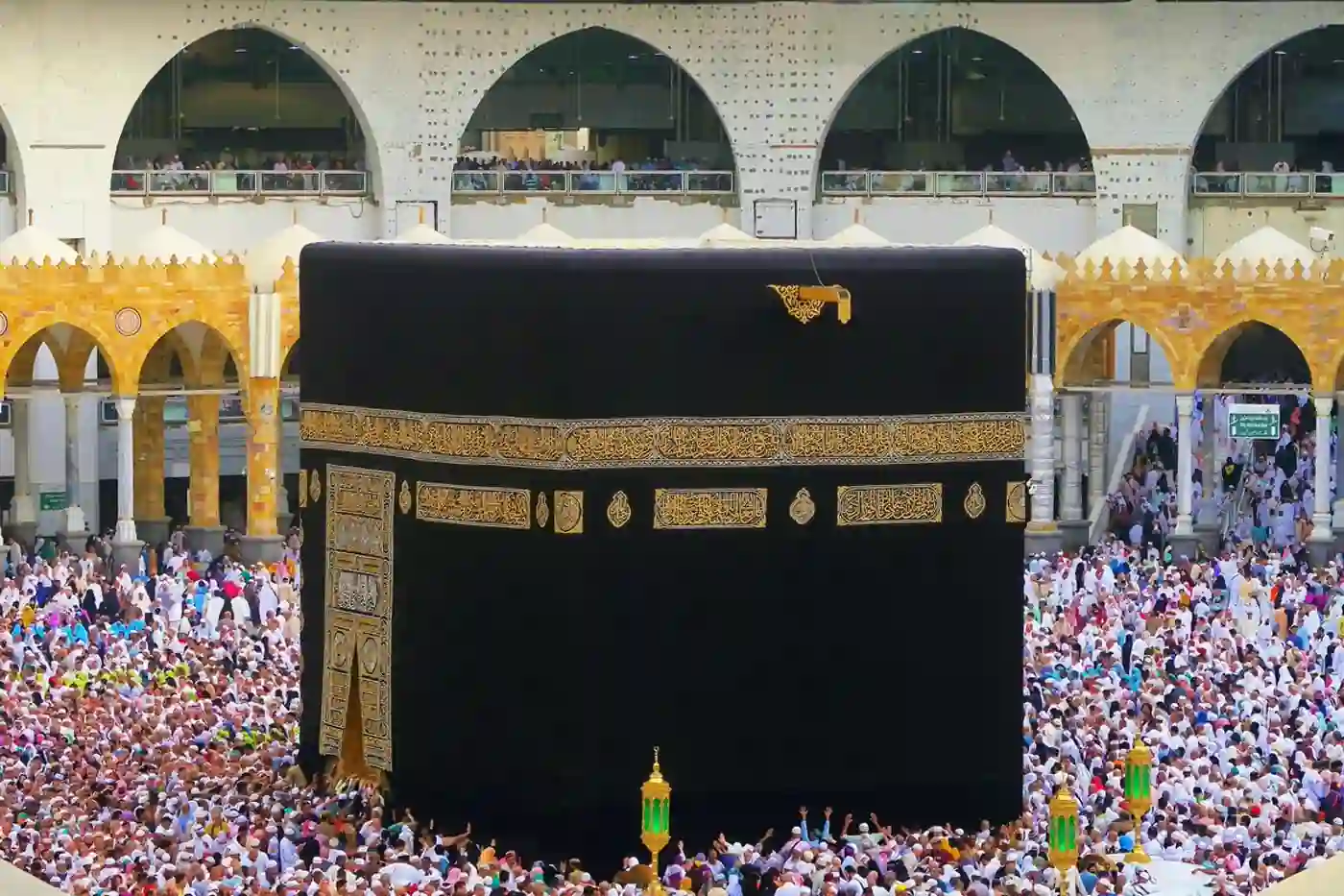 الكعبة المشرّفة والطائفون حولها في المسجد الحرام بمكة — منحة العمرة ضمن مكافآت برنامج صناعة الحلال